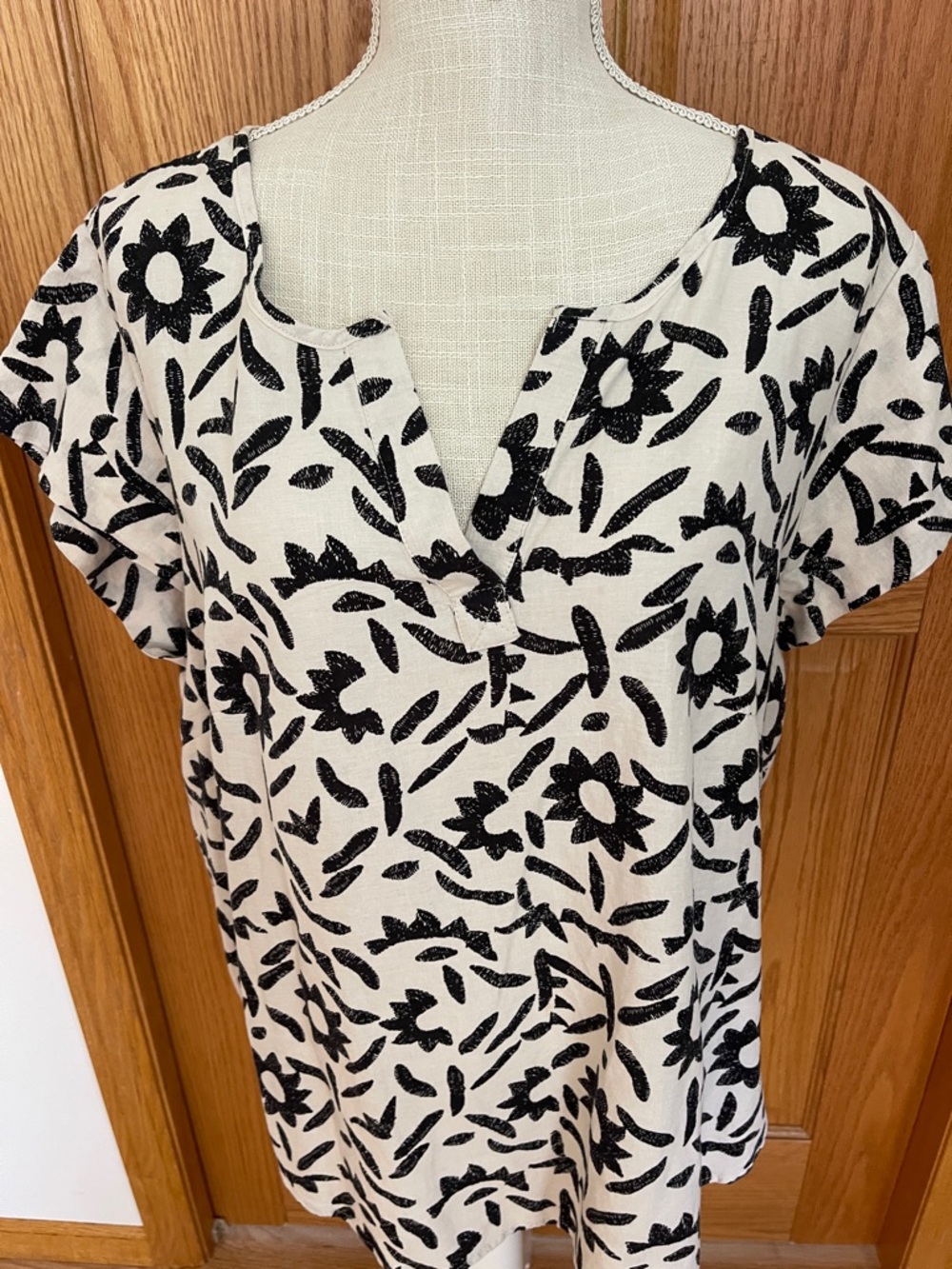 Jones New York Black & Ivory Floral Split-Neck Blouse